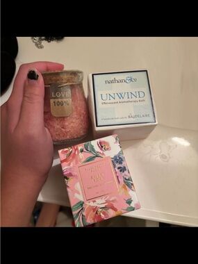 Amazon Bath Gift Set with Pink Bath Salts & Unwind Aromatherapy Cube